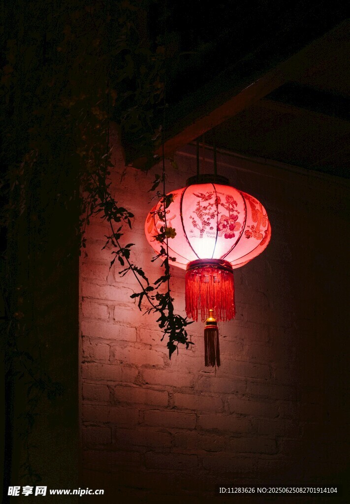 夜間紅燈籠照亮磚墻
