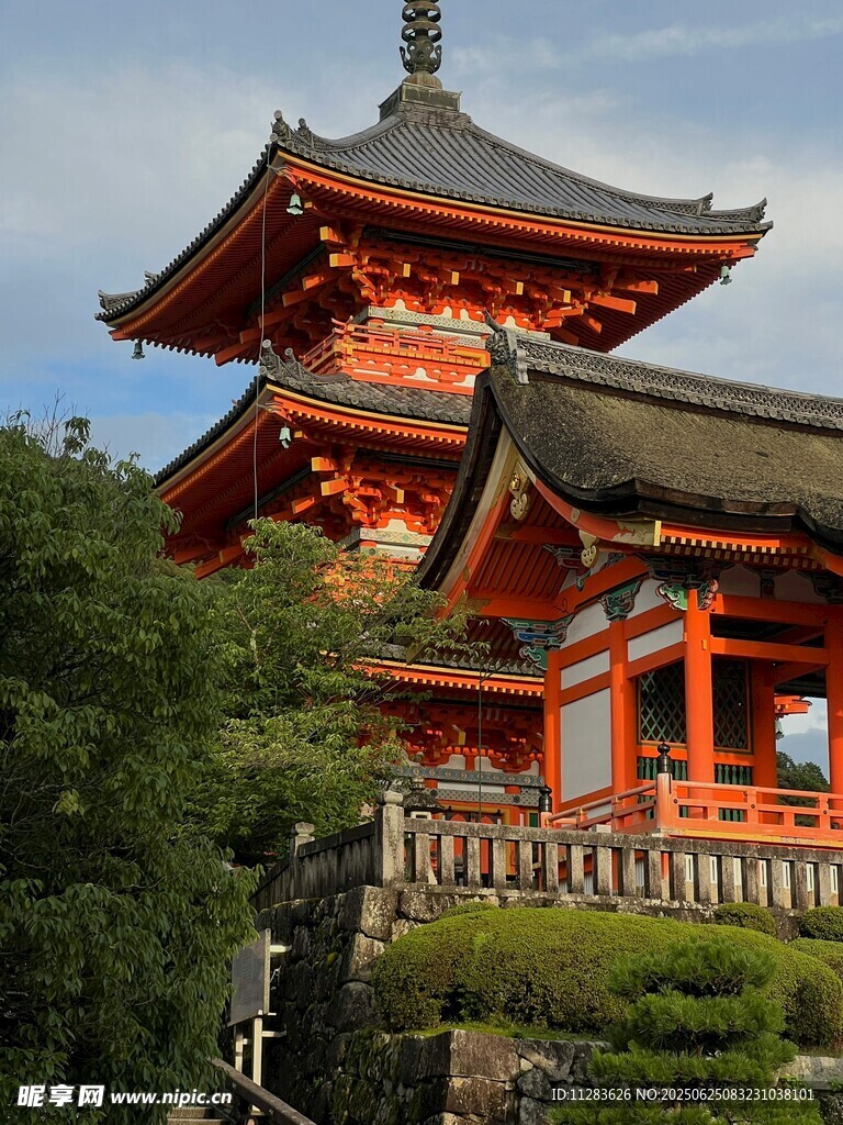 日本傳統紅色塔樓建筑