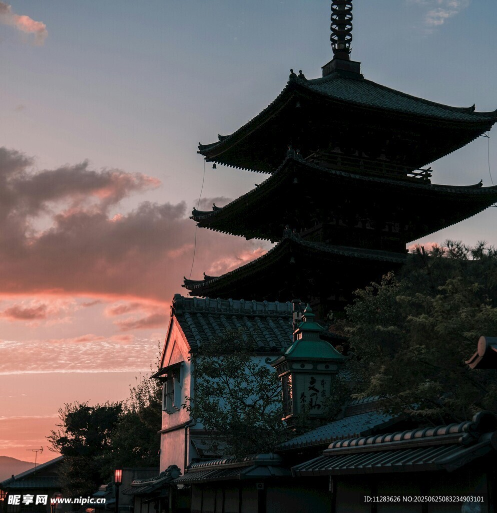 黃昏下的日式古塔美景