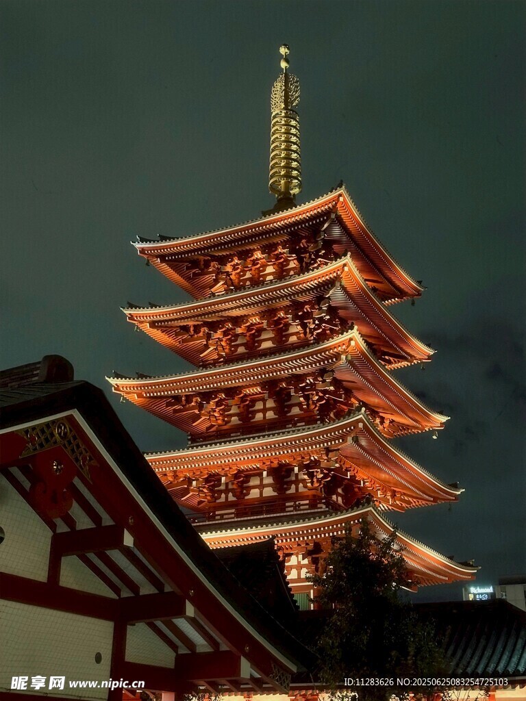 夜幕下的中式塔樓景觀