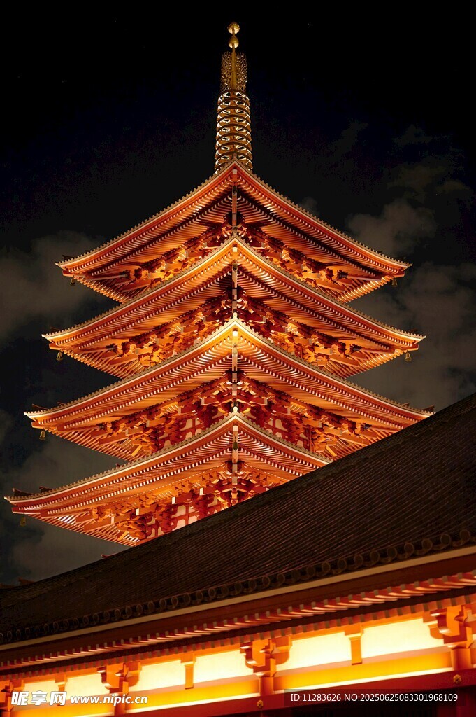 夜幕下的華麗日式塔樓