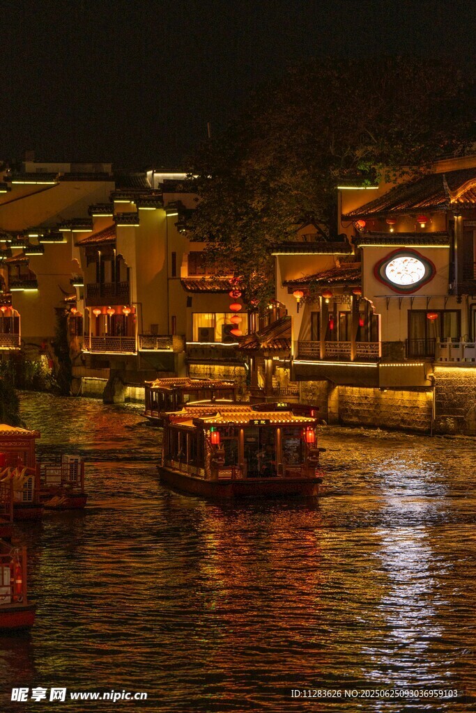 夜晚河畔的璀璨景象