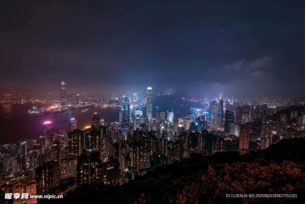 城市璀璨夜景俯瞰圖