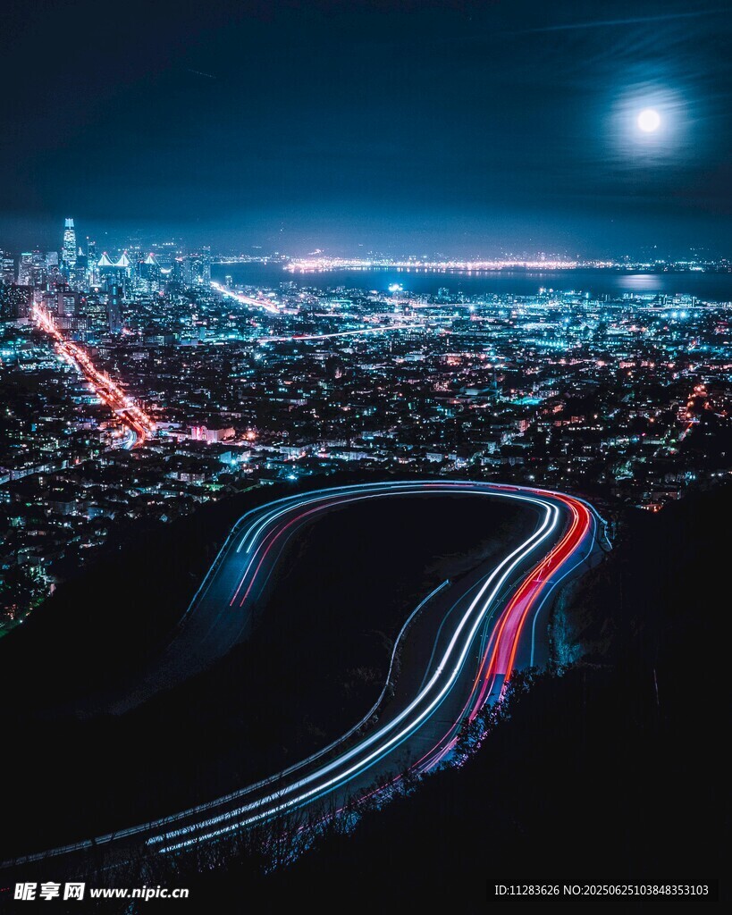 城市夜景中的流光溢彩公路