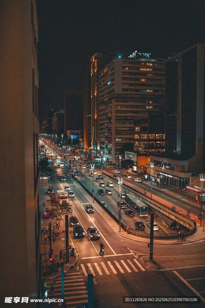 城市夜景中的繁忙交通路口