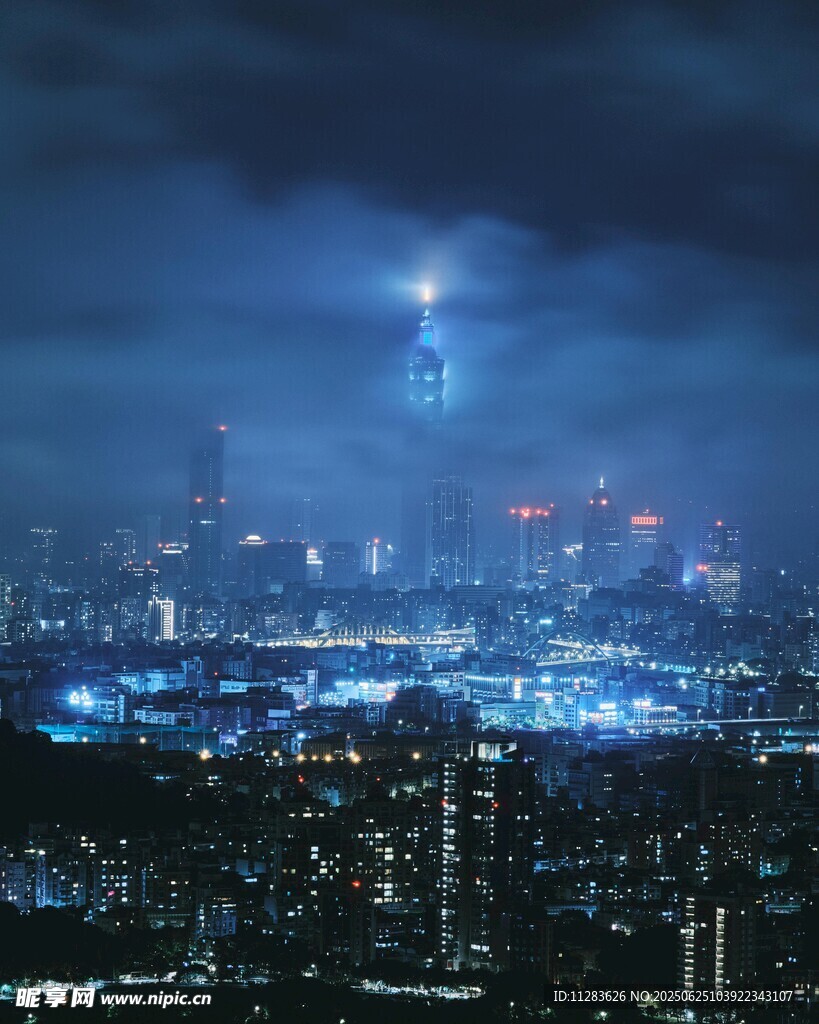 夜幕下璀璨的城市天際線