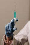 醫護人員手持注射器