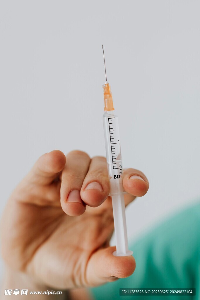 手持注射器特寫