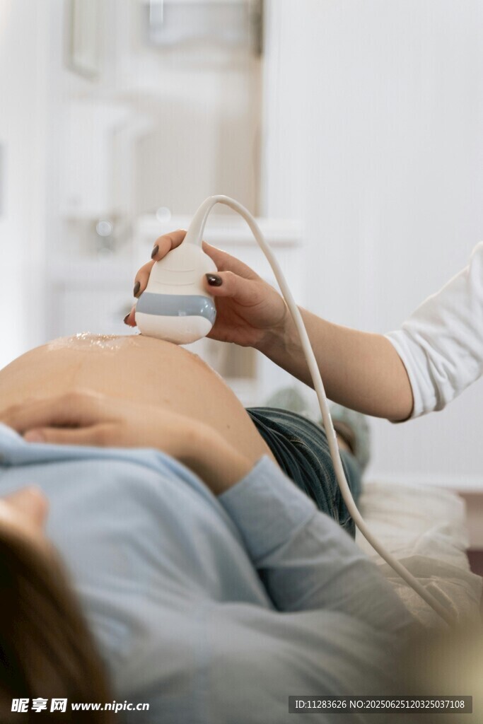 孕婦接受腹部超聲檢查