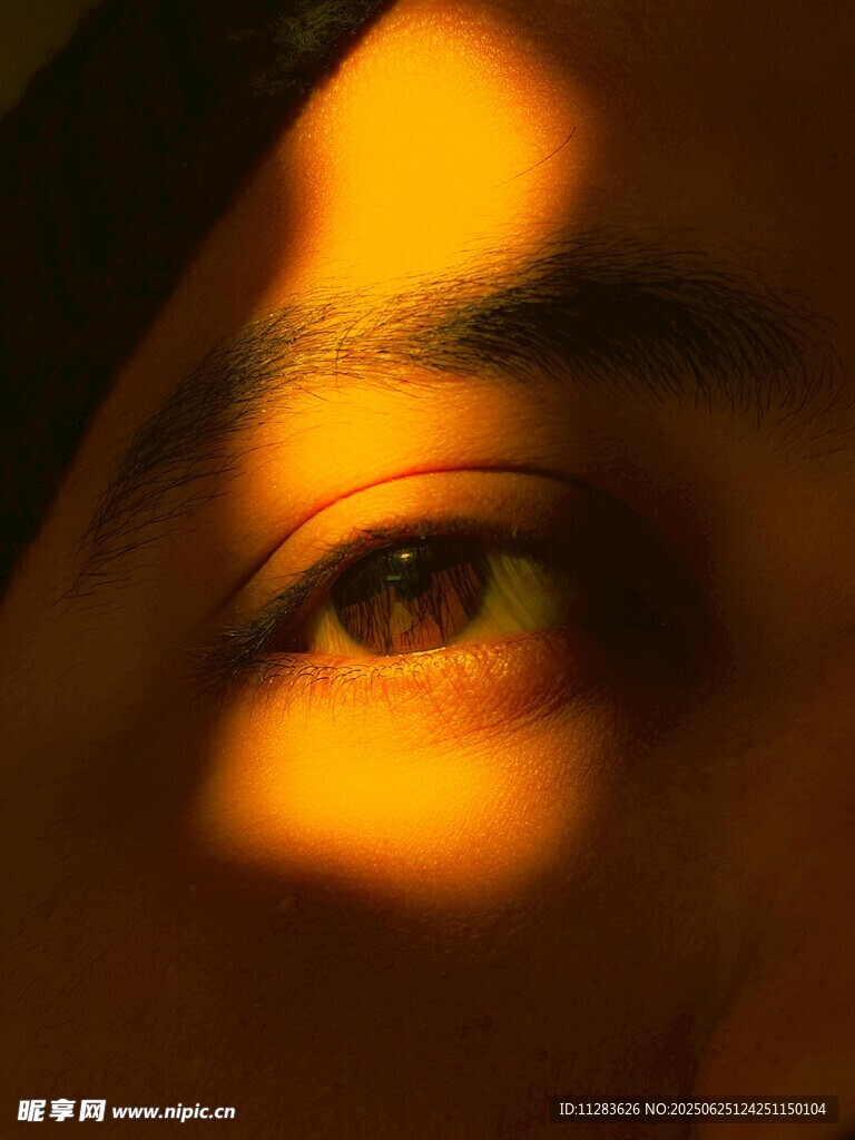 光影下的深邃眼眸