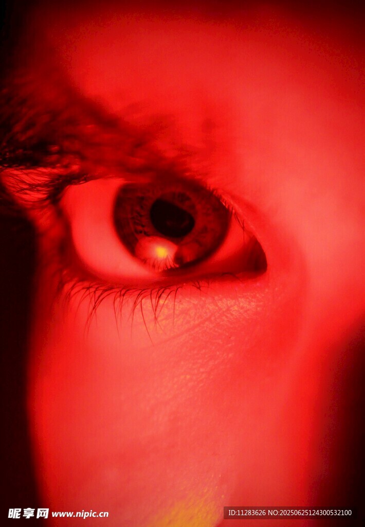 紅色眼眸特寫