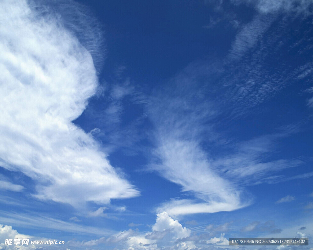 蔚藍天空中的飄逸白云