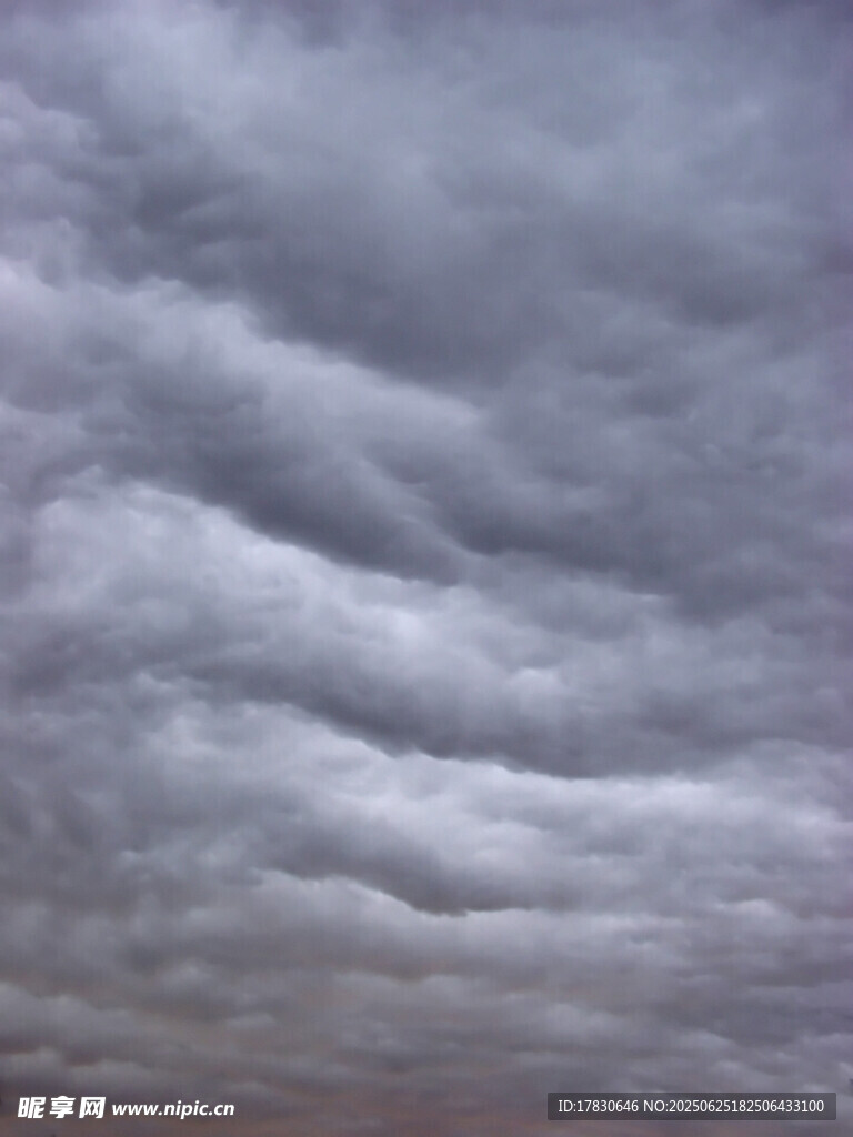 烏云密布的陰沉天空
