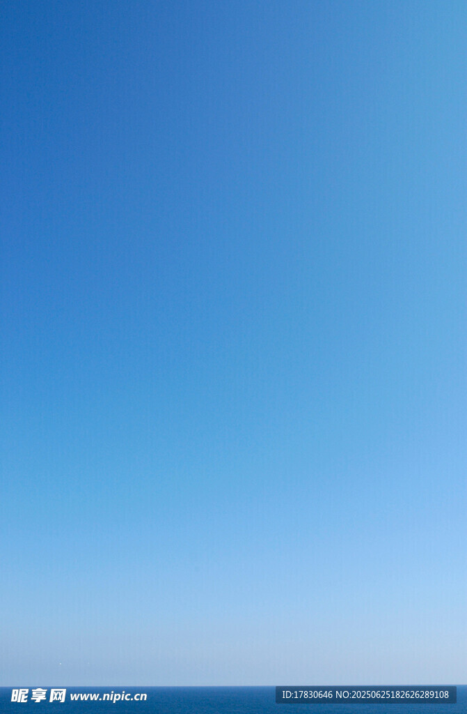 蔚藍天空下的廣闊海面