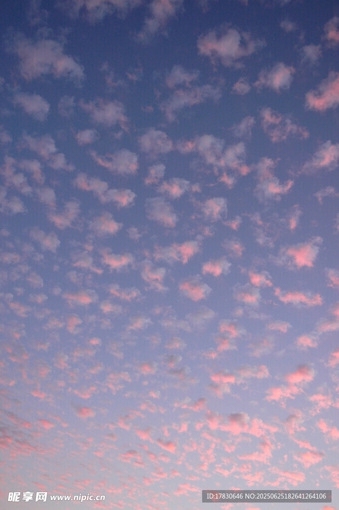 粉藍天空中的夢幻云朵