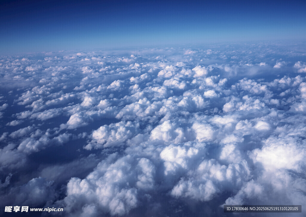 高空俯瞰云海壯麗景觀