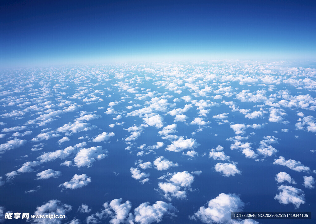 高空俯瞰云海美景