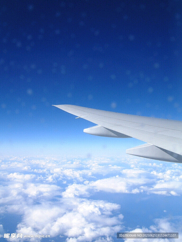 飛機翱翔于云海之上