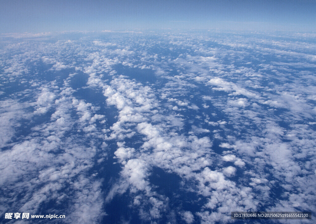 高空俯瞰云海壯麗景觀