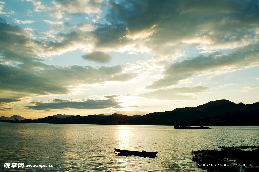 夕陽下的靜謐湖面小船
