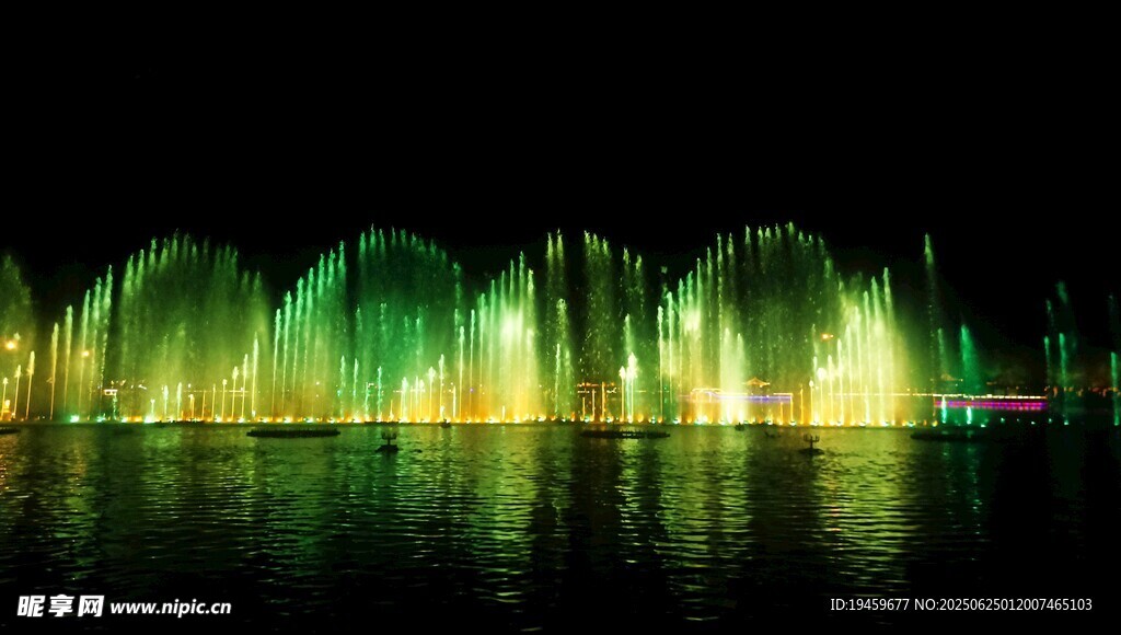 夢幻彩色噴泉夜景