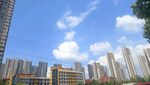 城市高樓與藍天白云景觀