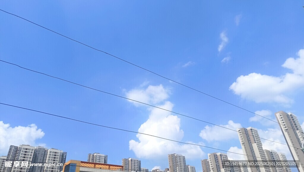 城市上空的藍天白云