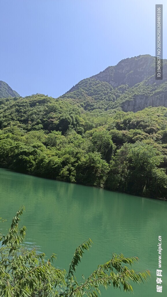 青龍山湖畔