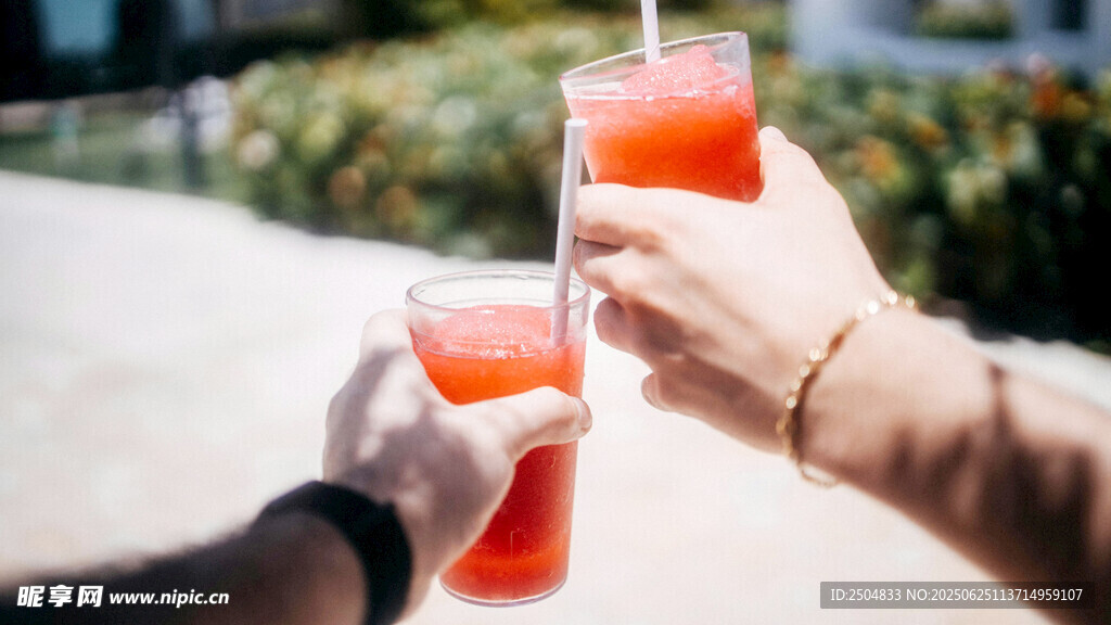 兩人舉杯共飲紅色飲品