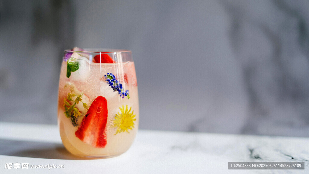 多彩水果裝飾的特色飲品