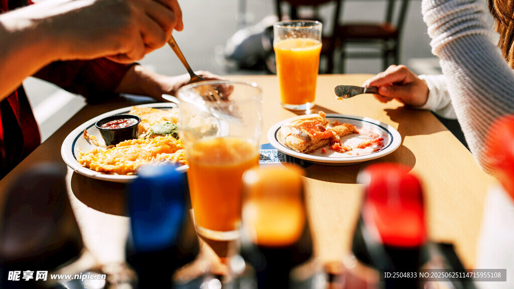 兩人共享豐盛餐食時刻