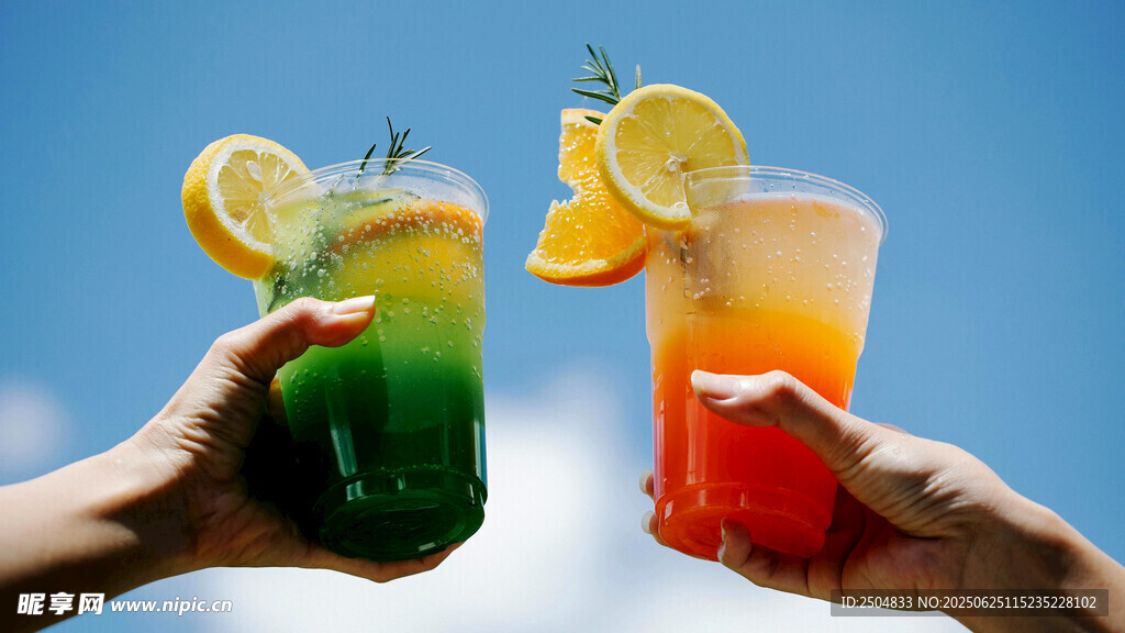 雙手舉杯的多彩夏日飲品