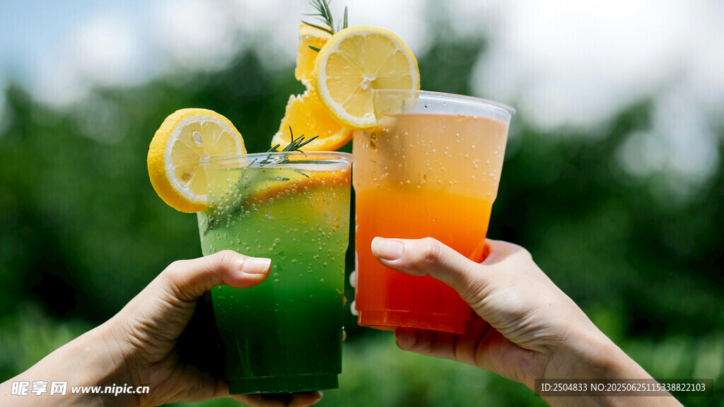 雙手捧多彩夏日清涼飲品