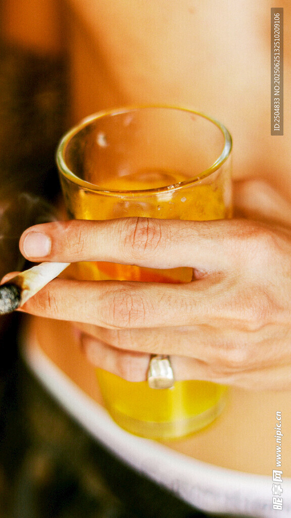 手持香煙與飲品的場(chǎng)景