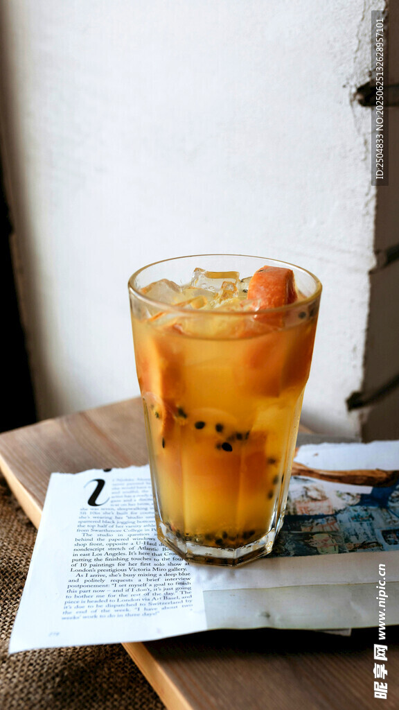 一杯百香果冰飲