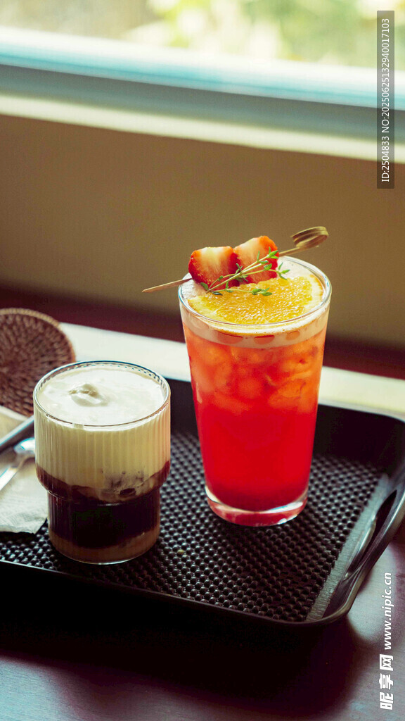 窗邊托盤(pán)上的美味飲品