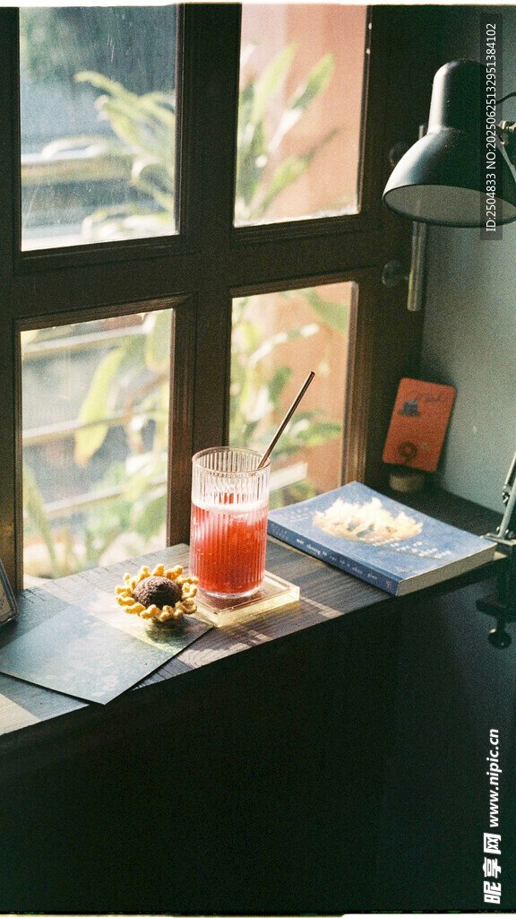 窗邊愜意時光與飲品書籍