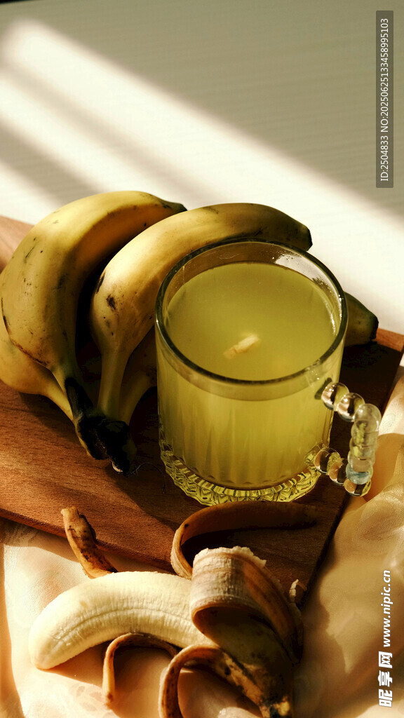 香蕉旁的黃色飲品