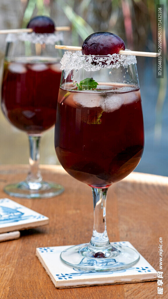 兩杯美味櫻桃紅酒飲品