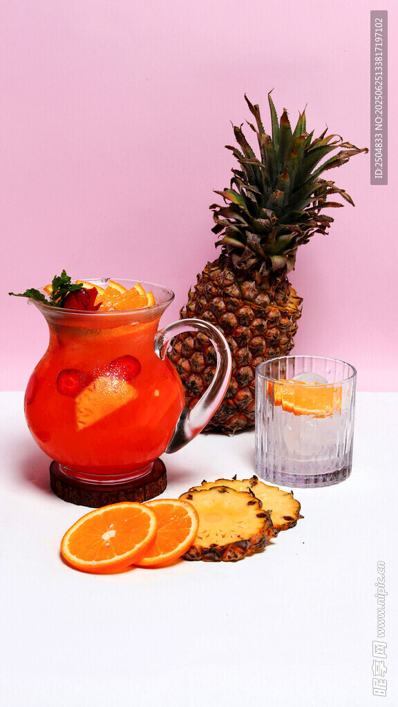 粉色背景下的水果與飲品