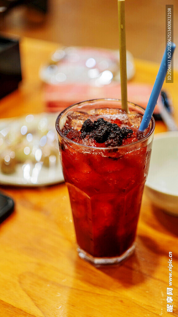 杯中紅飲配黑果