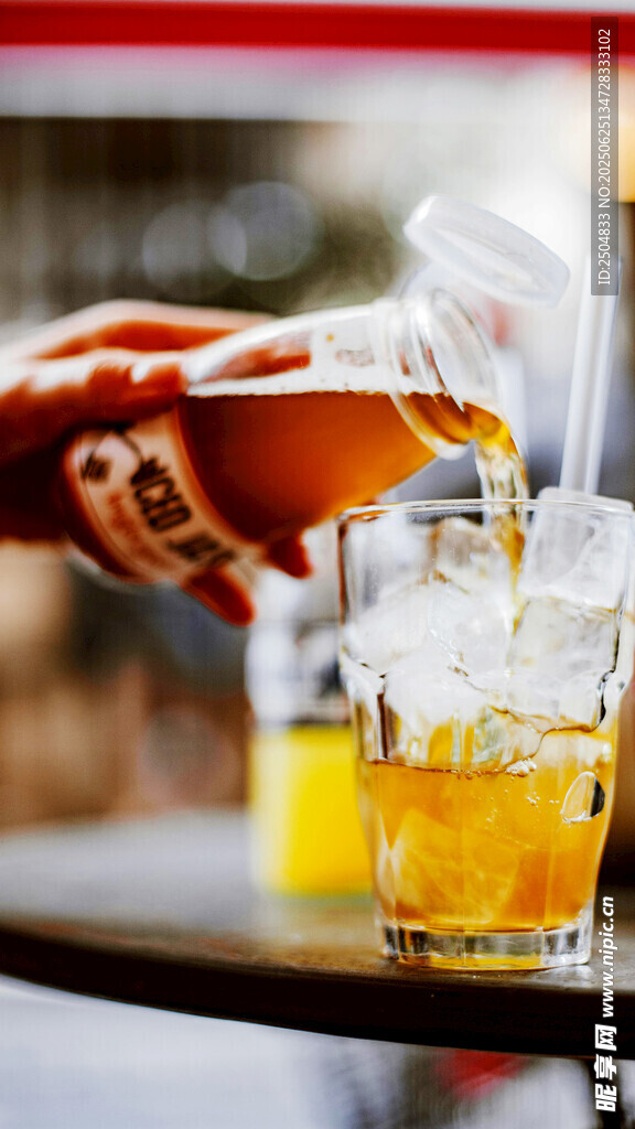 手傾果汁入杯