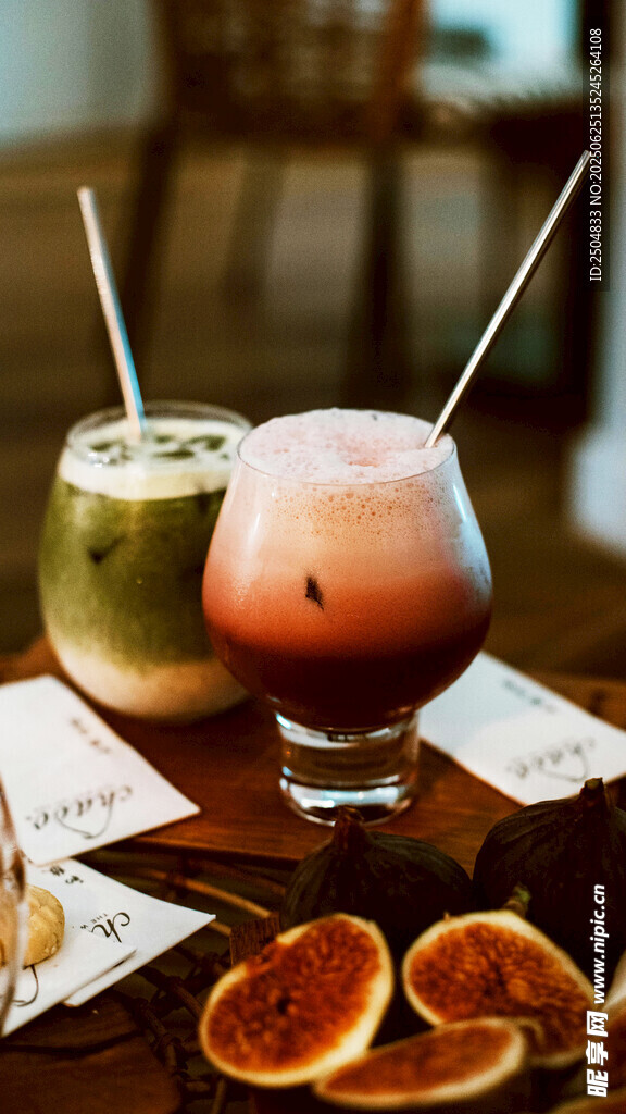 兩杯特色飲品與橙片