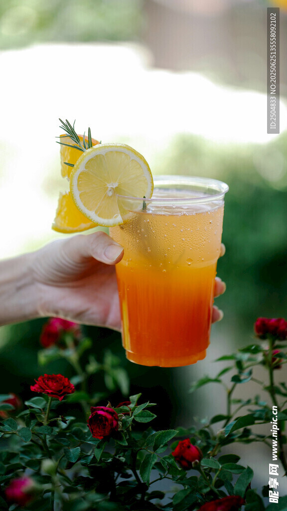 手持檸檬茶飲于花叢中