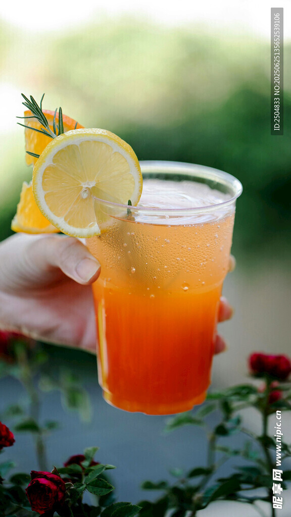 手持檸檬冰飲 清新夏日風(fēng)