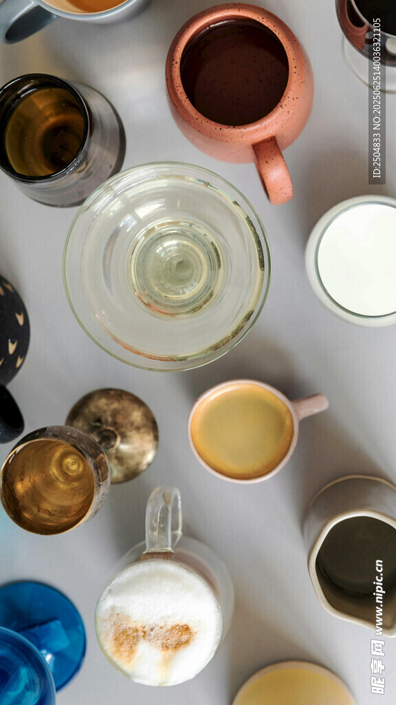 多彩咖啡杯與飲品展示
