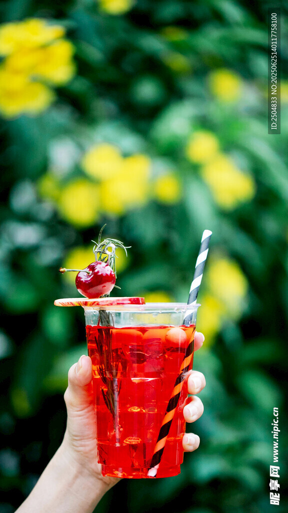 手持紅色冰爽特調(diào)飲品