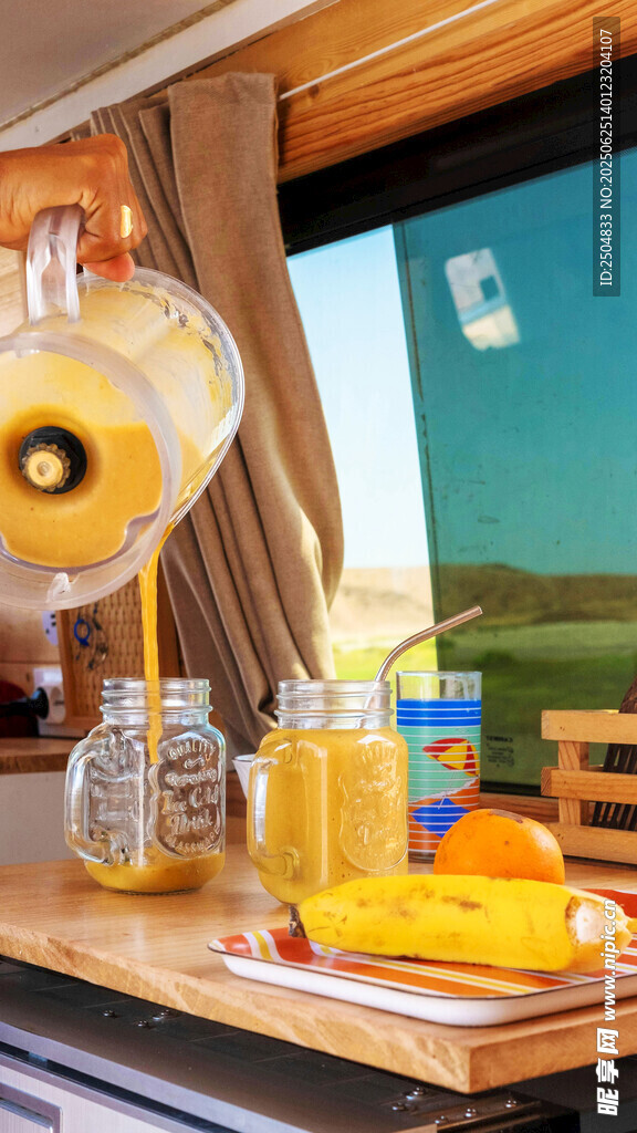 車內(nèi)擺放的美味甜甜圈與飲品