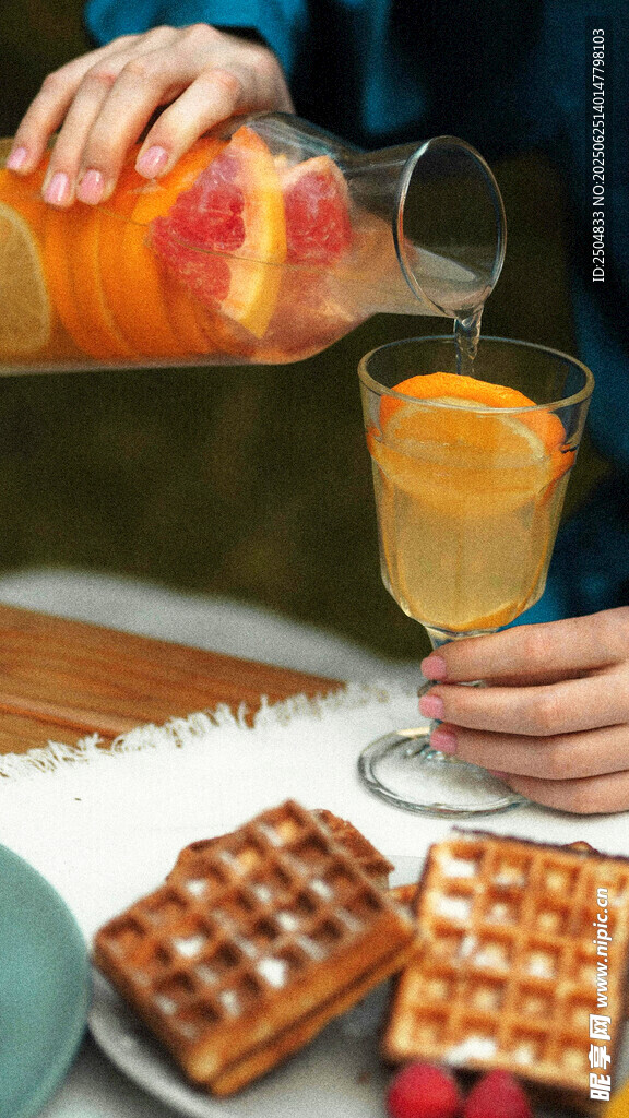 倒果汁配華夫餅的愜意時(shí)刻