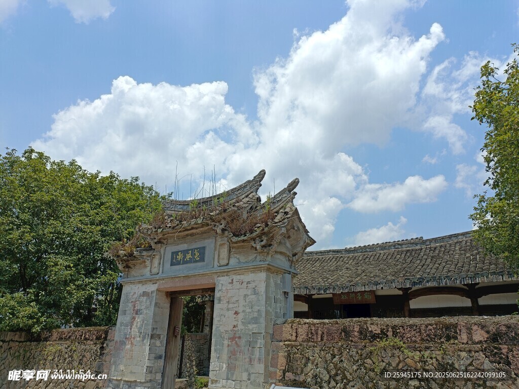古樸中式門樓盡顯古韻